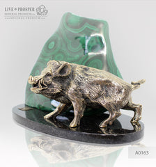 Bronze wild boar with malachite on a plate of dolerite Бронзовый кабан с малахитом на пластине из долерита 